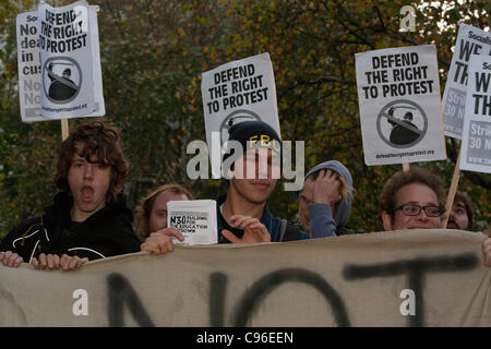15.11.2011 London, Demonstranten aus der OccupyLSX vor der amerikanischen Botschaft zur Solidarität mit den Gruppen besetzen Wall St und besetzen Portland die Vormittag vertrieben wurden Stockfoto