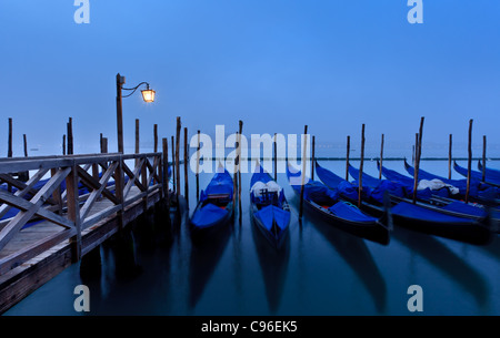 Gondeln gebunden im San Marco mit San Giorggio Maggiore in der Ferne, Venedig, Venetien, Italien Stockfoto