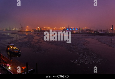 Blau leuchtender Faultürme, Fluss Elbe, Winter, Gegenteil von Dockland, Winter, Neumuehlen District, Hansestadt Hamburg Stockfoto