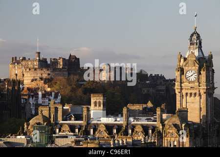 Blick über die Skyline von Edinburgh zum Schloss in der Morgendämmerung, Schottland, Vereinigtes Königreich Stockfoto