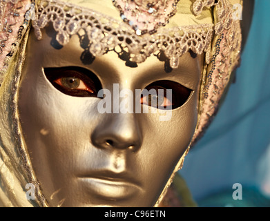 Frau gekleidet mit einer goldenen Maske für den Karneval in Venedig, Venetien, Italien Stockfoto