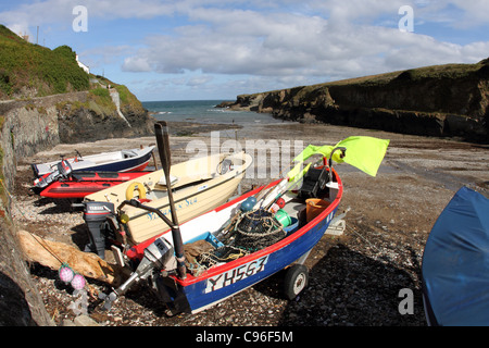 Port Gaverne; Boote am Strand; Cornwall; UK Stockfoto