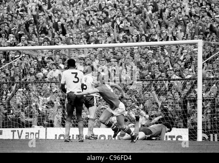 Everton V Luton Town FA-Cup-Halbfinale im Villa Park 13.04.85 Andy Gray wendet sich an Derek Mountfields Siegestor feiern Stockfoto