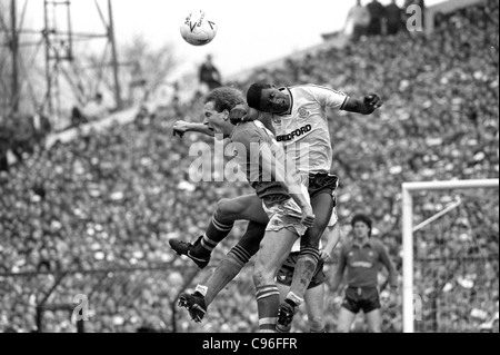 Everton V Luton Town FA Cup Halbfinale im Villa Park 13.04.85 Villa Andy Gray und Luton Verteidiger Mitchell Thomas. Stockfoto