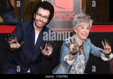 GEORGE CHAKIRIS & RITA MORENO WEST SIDE STORY HAND und Fußabdruck Zeremonie HOLLYWOOD LOS ANGELES Kalifornien USA 15 November 20 Stockfoto