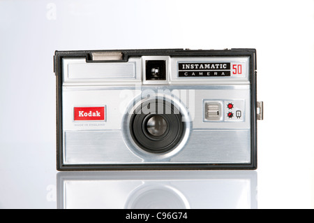 Ein 70er Jahre Kodak Instamatic 126-Film-Kamera fotografiert vor einem weißen Hintergrund Stockfoto