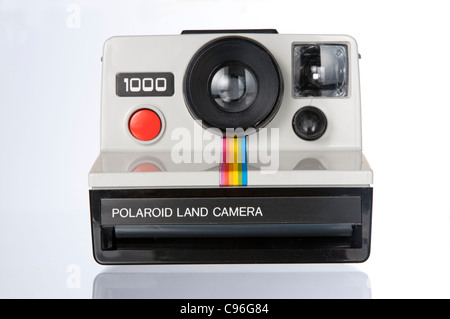 Ein 70er Jahre 1000 Momentaufnahme Polaroidkamera fotografiert vor einem weißen Hintergrund Stockfoto