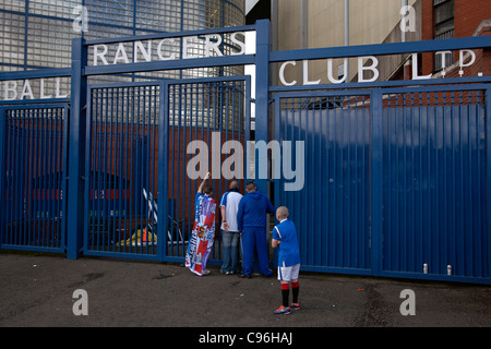 Rangers Fußballfans außerhalb Ibrox park glasgow Stockfoto