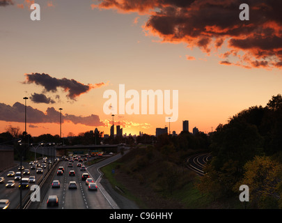 Sonnenuntergang Landschaft pendeln Verkehrsarten auf dem Gardiner Expressway in Toronto, Ontario, Kanada. Stockfoto