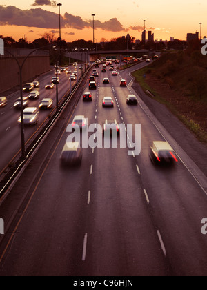 Sonnenuntergang Landschaft pendeln Verkehrsarten auf Toronto Gardiner Expressway, Ontario, Kanada. Stockfoto