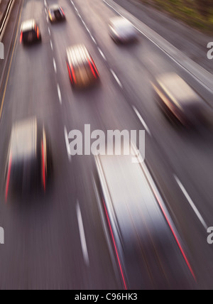 Autobahn-Verkehr in Bewegung. Dynamische hohen Winkel Foto ansehen. Stockfoto