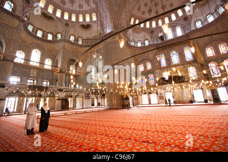 Zwei muslimische Frauen in Yeni Camii - Istanbul Stockfoto
