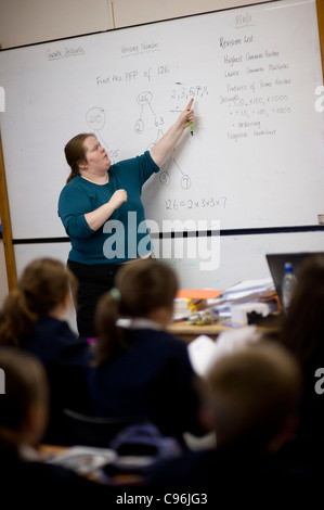 Gymnasiallehrer Mathematikunterrichts in einer Klasse, Wales UK Stockfoto