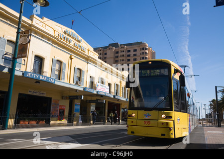 Glenelg Straßenbahn vor dem Hotel Steg am Glenelg Beach.  Adelaide, South Australia, Australien Stockfoto