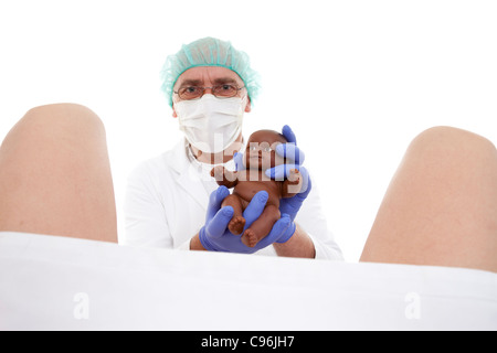 Arzt Geburtshelfer erhält Geburt auf weißem Hintergrund Stockfoto