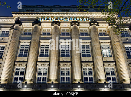 Beleuchtete Ballin-Haus, Sitz von der Container-Reederei Hapag-Lloyd in der Nacht, Hamburg, Deutschland Stockfoto