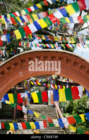 Buddhistisches Gebet Flaggen quer durch den Himmel in Swayambhunath Tempel-Komplex, auch genannt die Affentempel. Stockfoto