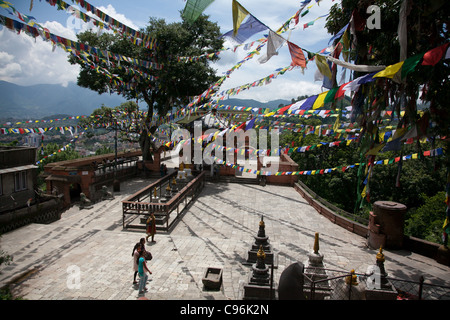 Buddhistisches Gebet Flaggen quer durch den Himmel in Swayambhunath Tempel-Komplex, auch genannt die Affentempel. Stockfoto