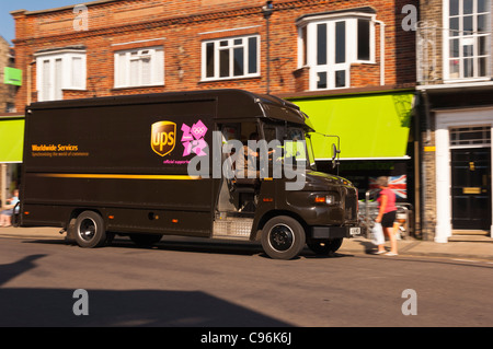 Ein UPS Worldwide Services Courier Lieferwagen Bewegung zeigt, wie es Parzellen im Vereinigten Königreich liefert Stockfoto