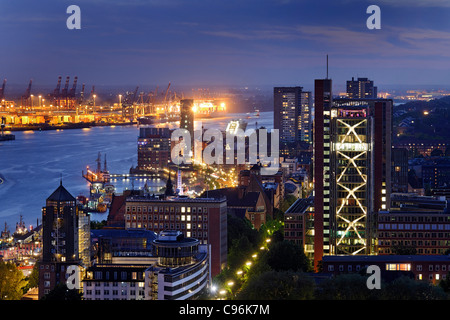 Panoramablick auf Hamburg in der Stadt am Abend, Hansestadt Hamburg, Deutschland, Europa Stockfoto