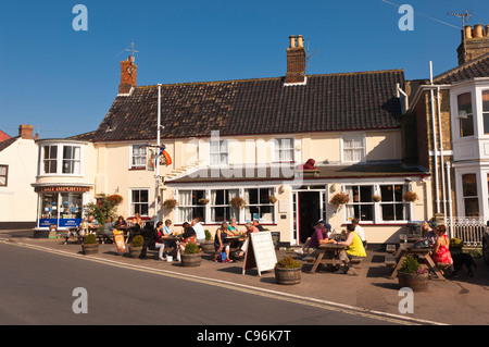 Das Red Lion Pub (Adnams) mit Leuten, die draußen in Southwold, Suffolk, England, Großbritannien, Uk Stockfoto