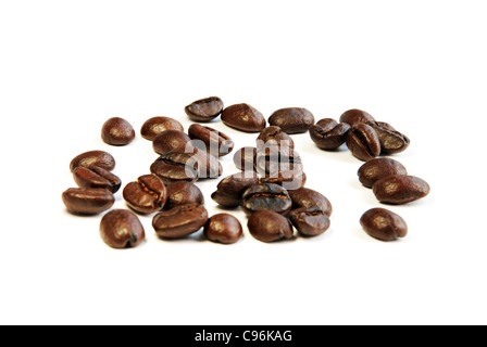 Kaffeebohnen auf weißem Hintergrund. Ein Haufen von Kaffeebohnen Nahaufnahme auf weißem Hintergrund. Stockfoto