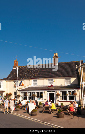 Das Red Lion Pub (Adnams) mit Leuten, die draußen in Southwold, Suffolk, England, Großbritannien, Uk Stockfoto