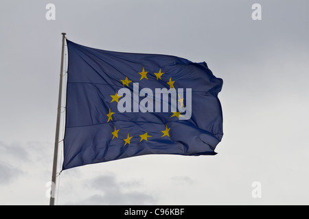 Eine EU-Flagge winken auf einem Platz in Madrid Stockfoto