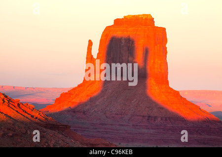 Ost-Handschuh bei Sonnenuntergang, Monument Valley Tribal Park, Arizona/Utah Schatten von West Mitten im Osten Fäustling Navajo-Reservat Stockfoto