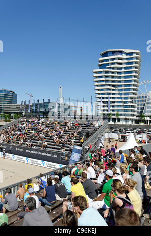 Beach Volleyball Contest in Front of Marco-Polo-Tower und die Unilever-Zentrale am Strandkai Kai, Hamburg Stockfoto