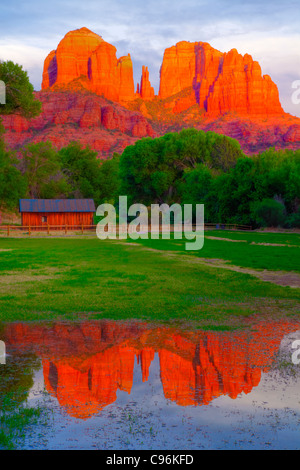 Wiese Widerspiegelnder Teich am Red Rock Crossing, Arizona, Coconino National Forest, Sedona, Cathedral Rock Türme Oak Creek Stockfoto