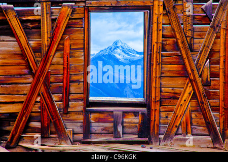 Wilson-Peak gesehen durch Geisterstadt Fenster, Alta Geisterstadt, Colorado, Uncompahgre National Forest, San-Juan-Gebirge Stockfoto