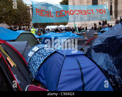 Demonstranten und Zelten außerhalb von St. Pauls Cathedral London antikapitalistische Demonstration 2011 mit Banner, die Förderung der Demokratie Stockfoto