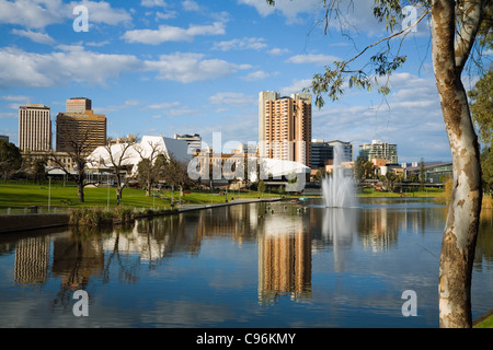 Blick über Torrens River an der Adelaide Festival Centre und City-Skyline.  Adelaide, South Australia, Australien Stockfoto