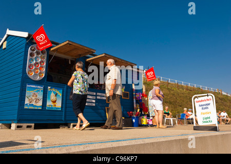 Menschen an der Küste kaufen Eis in Southwold, Suffolk, England, Großbritannien, Uk Stockfoto