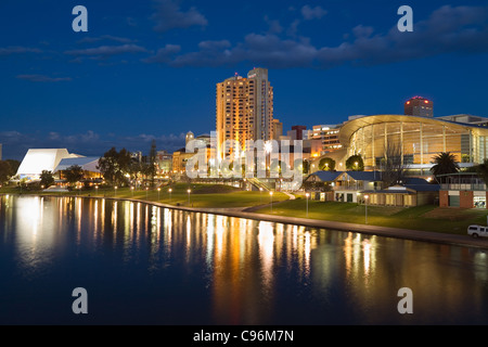 Blick über River Torrens Adelaide Convention Centre und Festival Centre in der Dämmerung.  Adelaide, South Australia, Austral Stockfoto