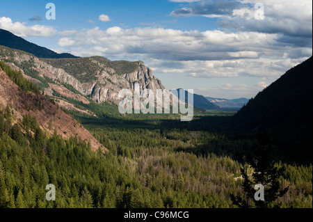 Der Blick östlich der historischen Methow Valley im östlichen Washington State, USA. Der Methow River fließt durch sie. Stockfoto