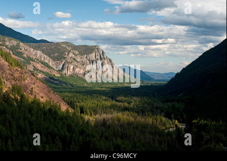 Der Blick östlich der historischen Methow Valley im östlichen Washington State, USA. Der Methow River fließt durch sie. Stockfoto