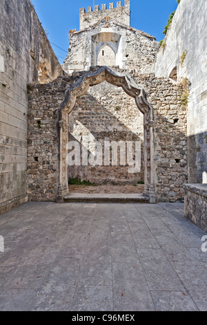 Die Apsis der Nossa Senhora da Pena Kirche (aka Santa Maria da Pena) in Leiria Burg gesehen abhalten. Leiria, Portugal. Stockfoto