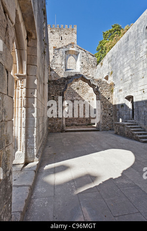 Die Apsis der Nossa Senhora da Pena Kirche (aka Santa Maria da Pena) in Leiria Burg gesehen abhalten. Leiria, Portugal. Stockfoto