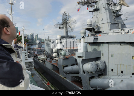 Russische Lenkflugkörper Kreuzer Varyag, festgemacht am Canada Place. 35 Jahre, da eine russische Marinebehälter Vancouver besucht hat. Stockfoto