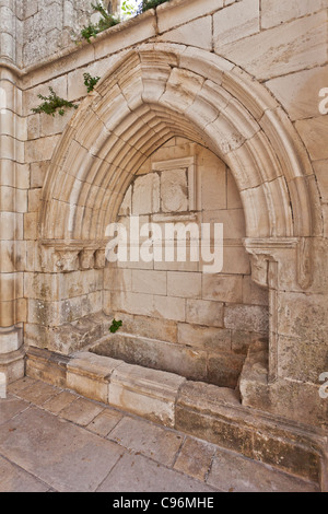 Grab auf der Seite der Apsis der Nossa Senhora da Pena Kirche (oder Santa Maria da Pena) Ruinen, in der Burg von Leiria. Portugal. Stockfoto