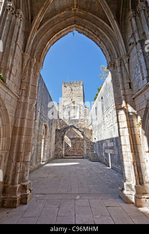 Die Apsis der Nossa Senhora da Pena Kirche (aka Santa Maria da Pena) in Leiria Burg gesehen abhalten. Leiria, Portugal. Stockfoto