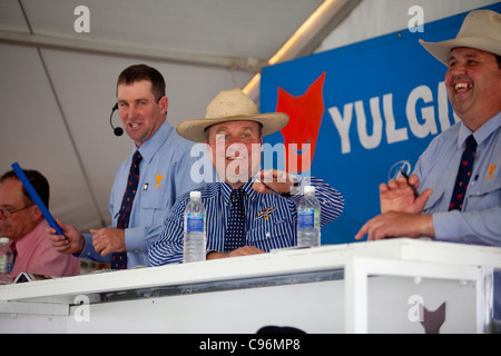 Auktionator bei Yulgilbar Station jährlichen Bull Verkauf, Baryugil, New South Wales Australien Stockfoto
