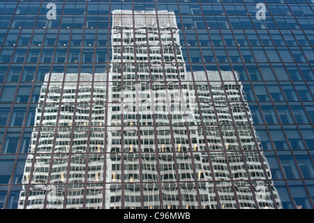 Setzen Sie Ville Marie Büro Gebäude Reflexion, Montreal, Quebec, Kanada Stockfoto