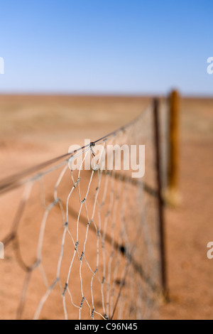 Hundezaun - die längste kontinuierliche Zaun der Welt.  Coober Pedy, Südaustralien, Australien Stockfoto