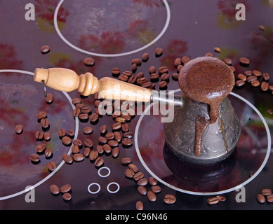 Turk, wer von Kaffeebohnen auf einem Teller mit weggelaufen Stockfoto