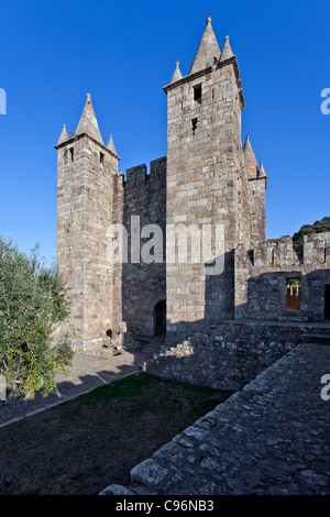 Bailey und der Feira Burg. Santa Maria da Feira, Portugal. Stockfoto