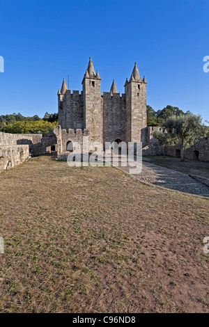 Bailey und der Feira Burg. Santa Maria da Feira, Portugal. Stockfoto