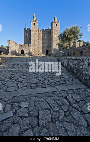 Bailey und der Feira Burg. Santa Maria da Feira, Portugal. Stockfoto